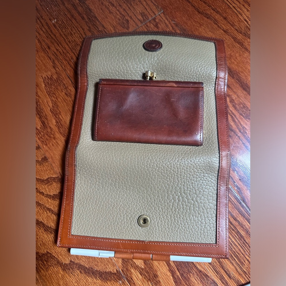 Dooney & Bourke wallet tan pebbled leather and trimmed with brown leather - Picture 2 of 4